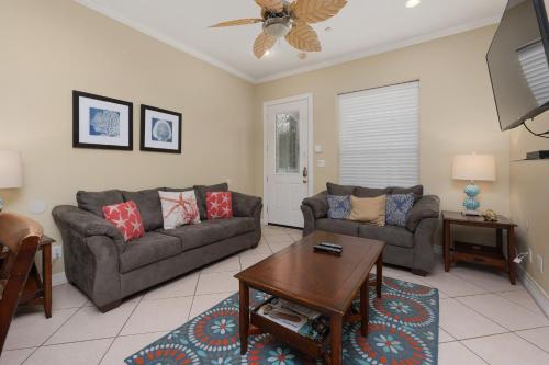 Beautiful 2 Bed 2 bath 1st Floor condo by beach with Pool - image 2