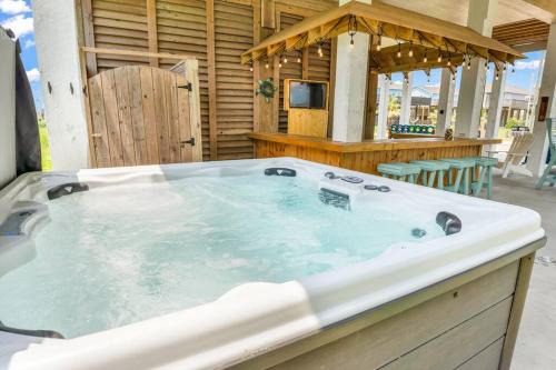 Hot Tub, Gas Grill, Tiki Bar w/TV, Dog Friendly in Bolivar Peninsula, USA