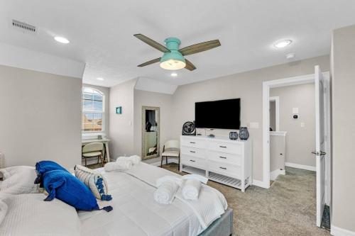 Hot Tub, Gas Grill, Tiki Bar w/TV, Dog Friendly in Bolivar Peninsula, USA
