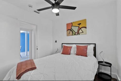 Hollywood Beach Gem!! Proximity to Airport & Casino!! in Hollywood, USA