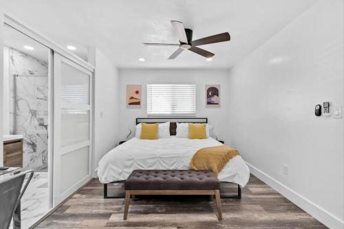 Hollywood Beach Gem!! Proximity to Airport & Casino!! in Hollywood, USA