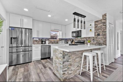 Hollywood Beach Gem!! Proximity to Airport & Casino!! in Hollywood, USA