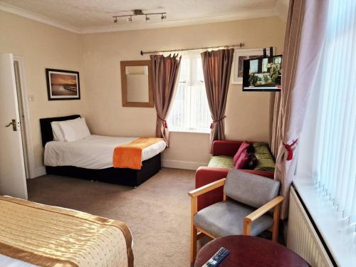 Tradesmen Inn 3-BR 6-beds & Gated Parking - Tap to explore photos