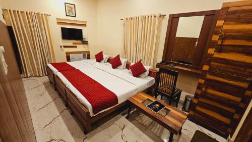 1 double bed, 1 twin bed