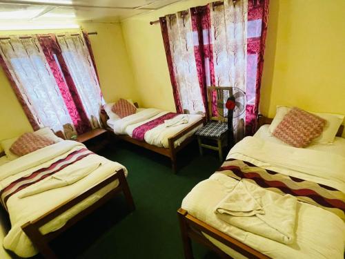 Basic Triple Room with Shared Bathroom