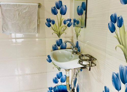 Double Room with Shared Bathroom image 2
