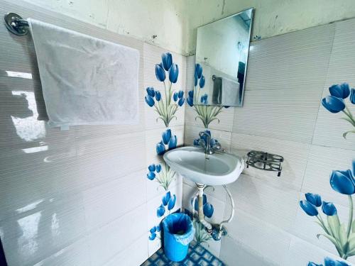Double Room with Shared Bathroom image 3