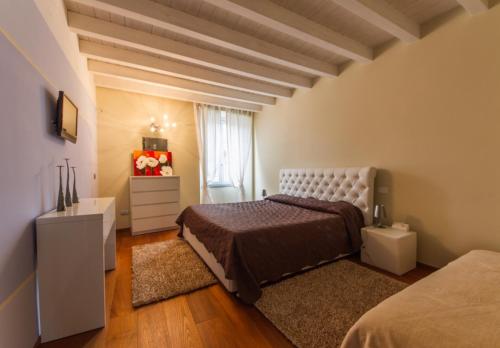 Deluxe One-Bedroom Apartment with City View image 4
