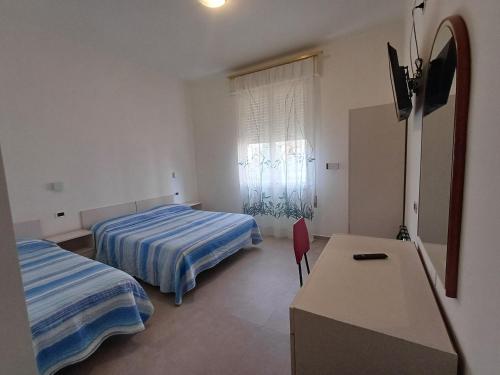 1 double bed, 1 twin bed