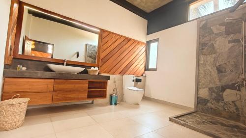 King Room with Pool View image 7