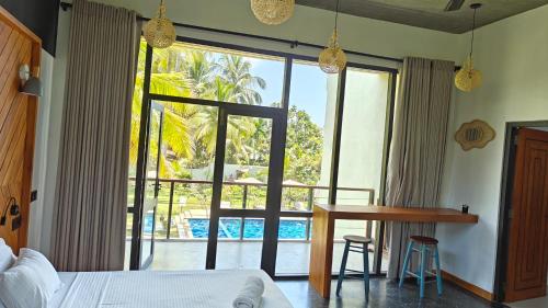 King Room with Pool View image 6