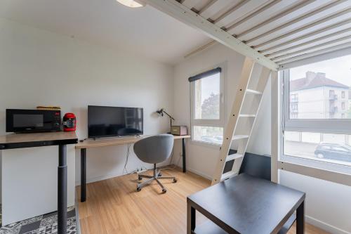 Studio Confortable avec Parking gratuit dans la rue - Quelques pas de la gare, cuisine, WIFI