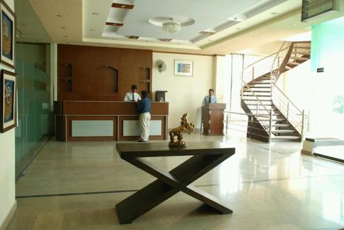 Beverly Inn Hotel - image 3