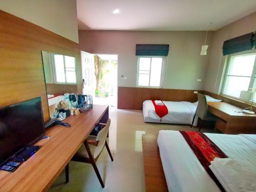 1 king bed, 1 twin bed