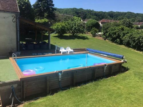 la maison d'en bas avec belle piscine gîte à louer Chailley