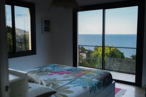 Villa d'exception vue mer avec piscine privée (Villa d'exception vue mer avec piscine privee) in Le Trayas Superieur