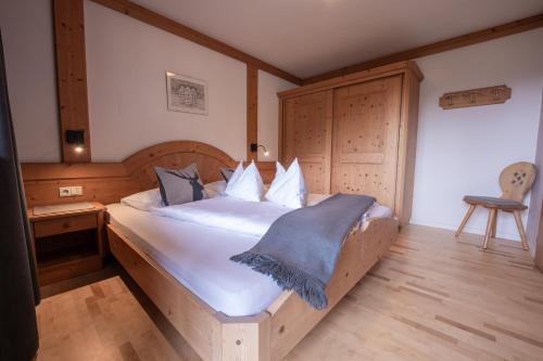 1 king bed, 1 sofa bed