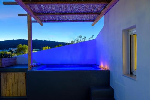 جاكوزي, Athiri Luxury Suites in بيريفولوس