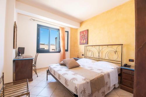 Standard Double Room image 4