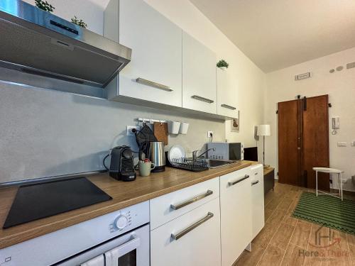 New Modern Apt - Treni 10min - Hiper WiFi - AC, Janov (fotografie 2)