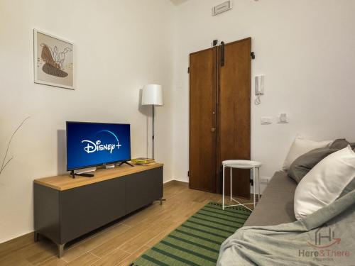 New Modern Apt - Treni 10min - Hiper WiFi - AC, Janov (fotografie 3)