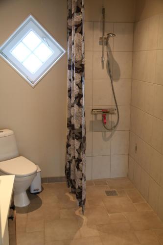 Shower, Skøn ferielejlighed midt i Marielyst by in Idestrup