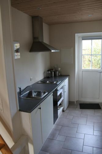 Kitchen, Skøn ferielejlighed midt i Marielyst by in Idestrup