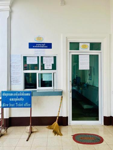 1 Min to Slow Boat Guesthouse in Houayxay