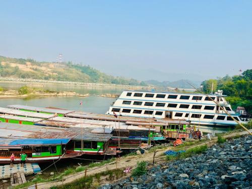 1 Min to Slow Boat Guesthouse in Houayxay