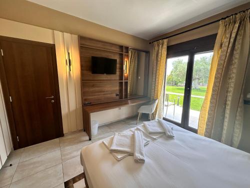 Saint George Beach Hotel - image 11