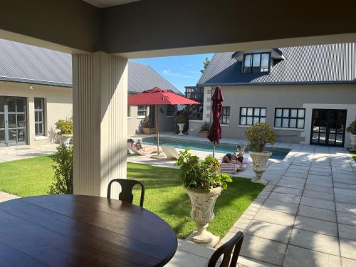 Dārzs, 186m² 4 guļamistaba, 3 privāta vannas istaba Vasarnīca Pletenberga
 (Stoneridge Cottage) in Plettenberg Beja