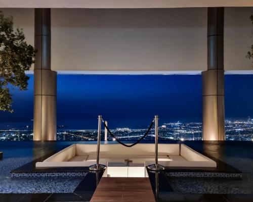 64th floor rooftop pool offering amazing Burj Khalifa views, 2BR apartment in Paramount Hotel Midtown, Dubai (foto 6)