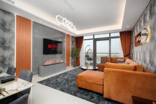 64th floor rooftop pool offering amazing Burj Khalifa views, 2BR apartment in Paramount Hotel Midtown, Dubai (foto 2)