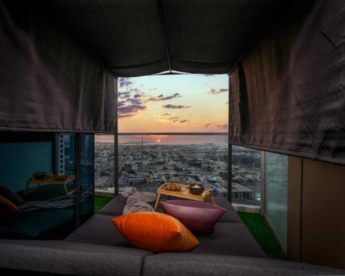 64th floor rooftop pool offering amazing Burj Khalifa views, 2BR apartment in Paramount Hotel Midtown, Dubai (foto 3)
