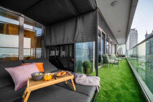 64th floor rooftop pool offering amazing Burj Khalifa views, 2BR apartment in Paramount Hotel Midtown, Dubai (foto 7)