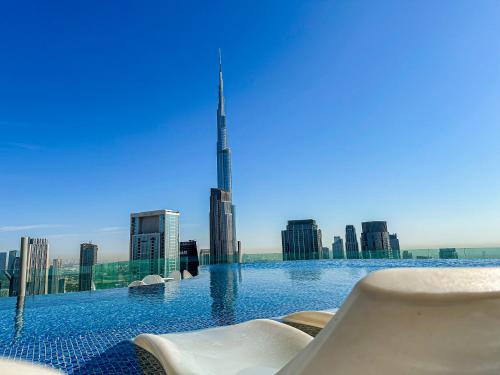 64th floor rooftop pool offering amazing Burj Khalifa views, 2BR apartment in Paramount Hotel Midtown, Dubai (foto 5)