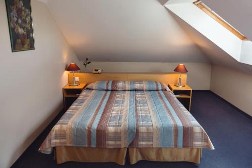 2 twin beds, 1 sofa bed