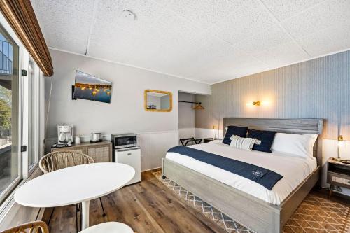 Fresh Coast Motel - image 10
