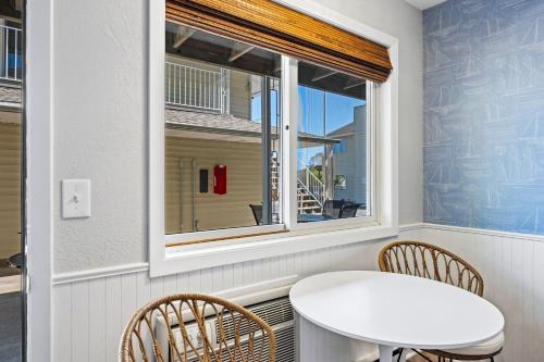 Fresh Coast Motel - image 11