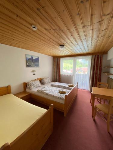 1 king bed, 1 twin bed