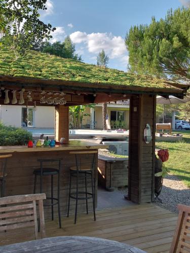 Restaurant, Cocon de Verdure Suite avec piscine & lit King Size 2mx2m Table d'Hotes proche Agen Nerac Villeneuve in Prayssas