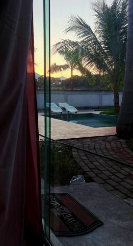 Casa com piscina e muita tranquilidade in Guaratiba