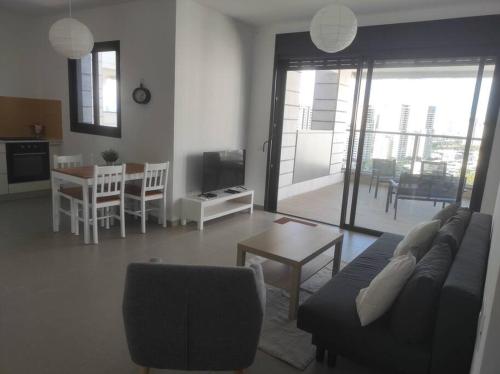 דירה אורבנית צמודה לתל השומר in Priemiestis/oro uostas