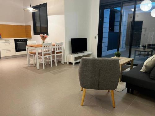 דירה אורבנית צמודה לתל השומר in Priemiestis/oro uostas