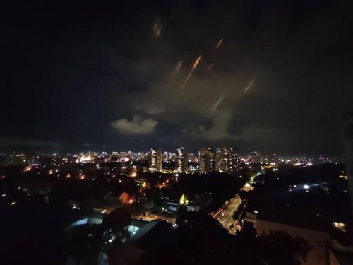 דירה אורבנית צמודה לתל השומר in Priemiestis/oro uostas