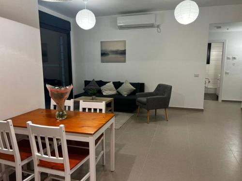 דירה אורבנית צמודה לתל השומר in Priemiestis/oro uostas