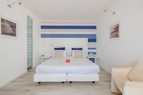 Double Room with Balcony and Sea View image 2