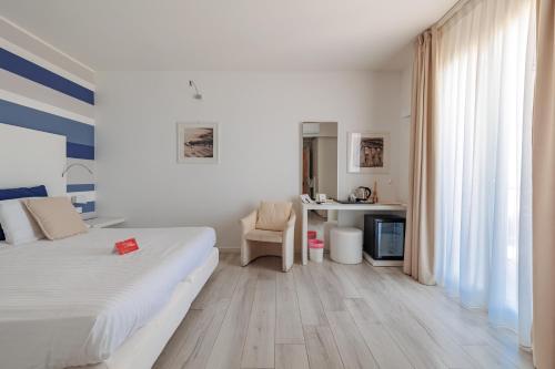 Double Room with Balcony and Sea View image 4