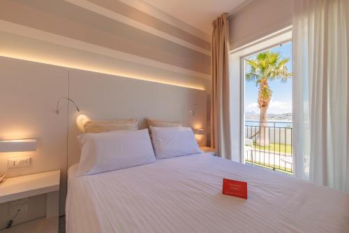 Double Room with Balcony and Sea View image 8