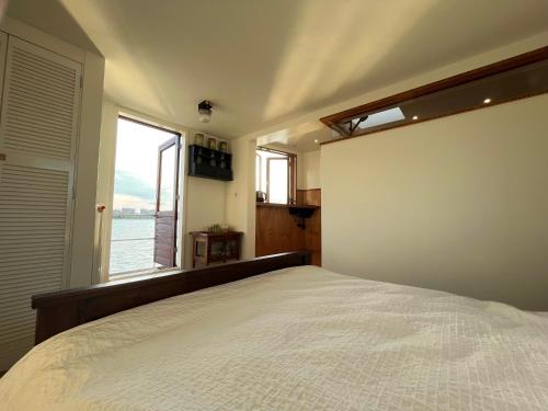 Casey's Lake View House Boat 5